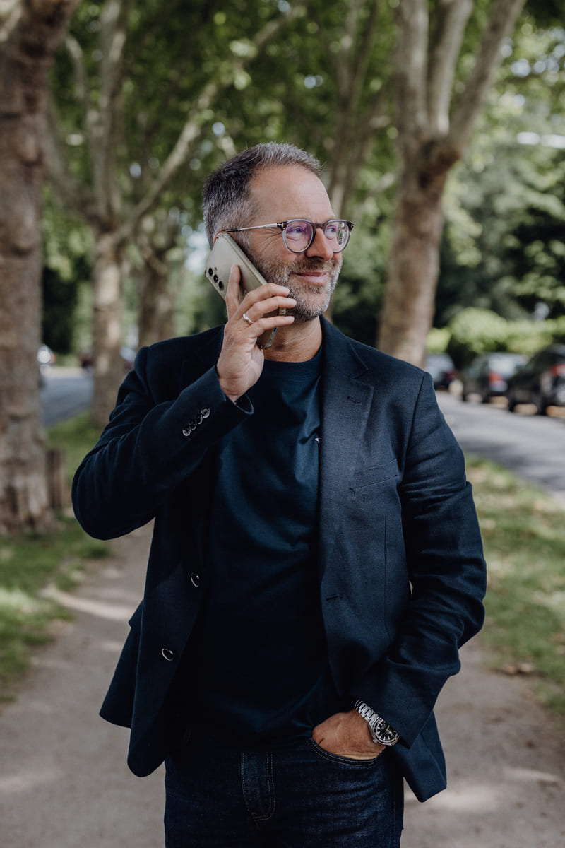 Christoph Fogel im Gespräch am Telefon – strategische Kundenkommunikation im Verkaufscoaching